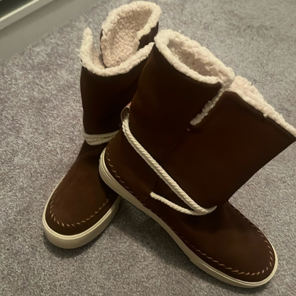NWT Toms boots in brown